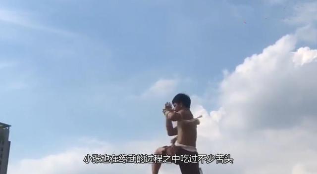 广东90后小伙苦练18年腿法,终于练成断子绝孙脚,能踢弯钢管