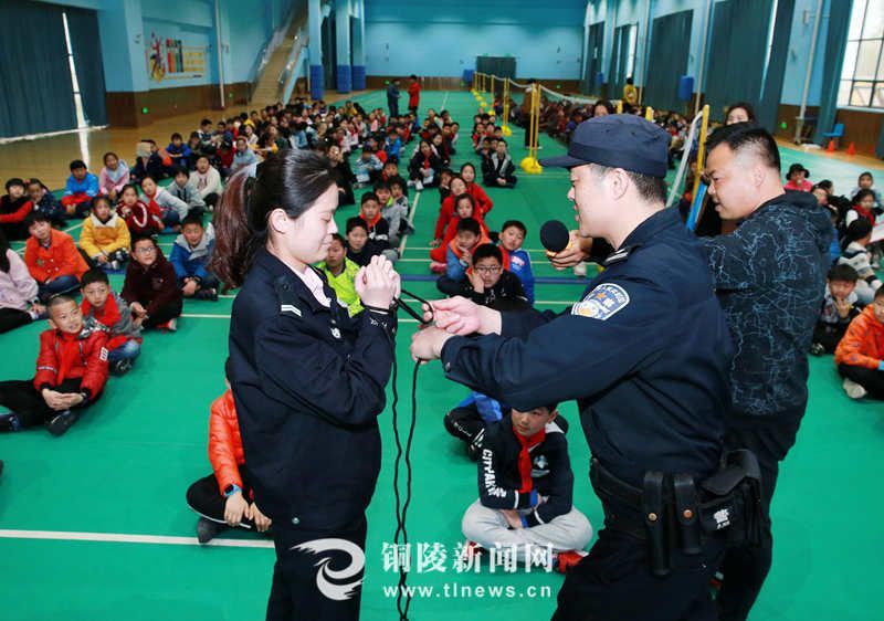 3月27日,石城路派出所的民警正在向新苑小学的学生演示警绳的使用方法