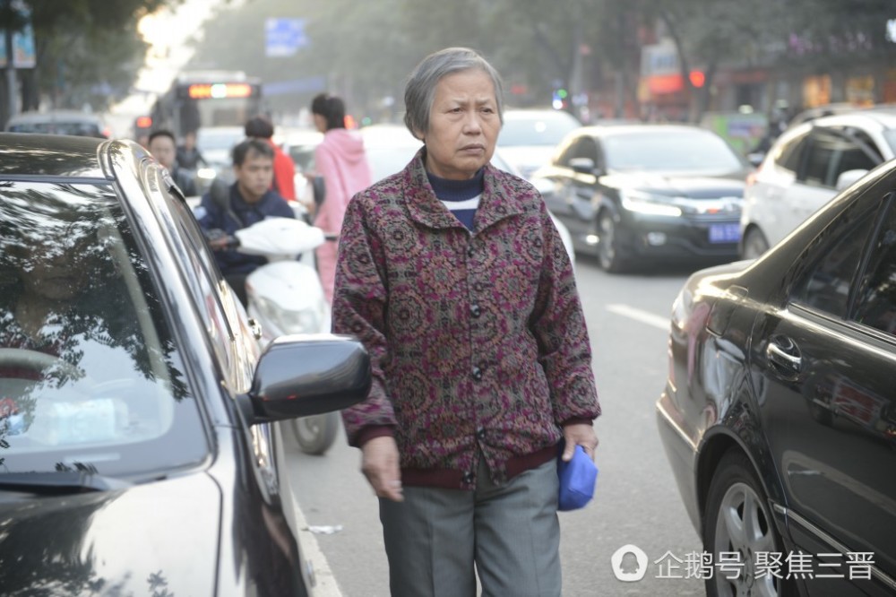 十岁男孩渴望上学 只盼父母回家"上户"