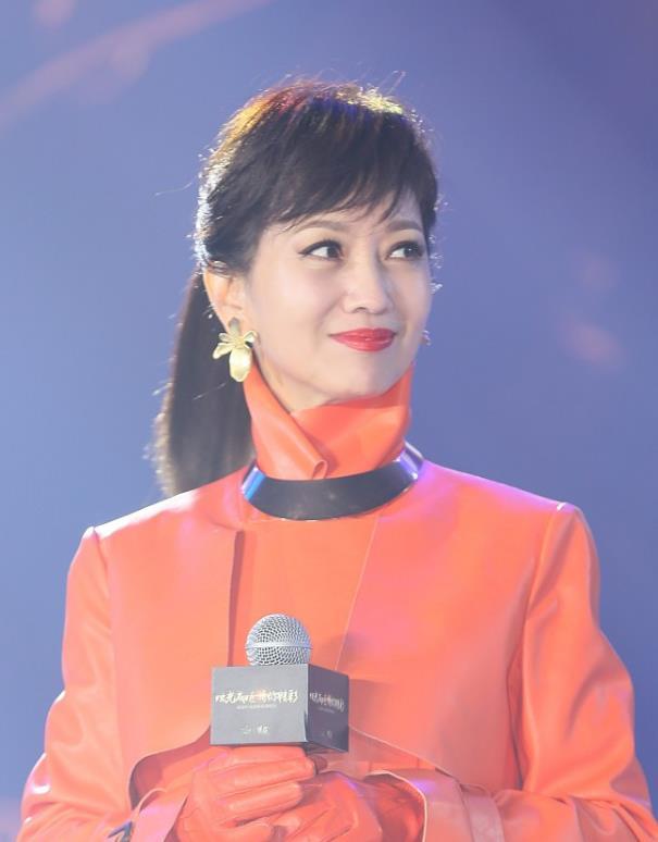 赵雅芝亮相某活动,换了发型一改往日微卷发,瞬间减龄10岁
