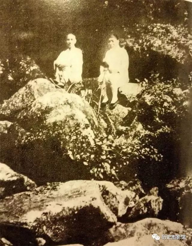 1936年,蒋介石在罗浮山与道士合影.