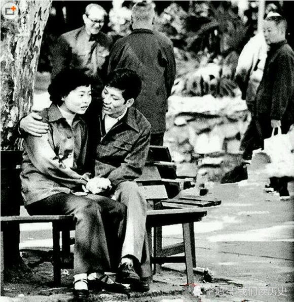 80年代中国老照片,男女恋爱约会的真实场景,喝汽水,吃