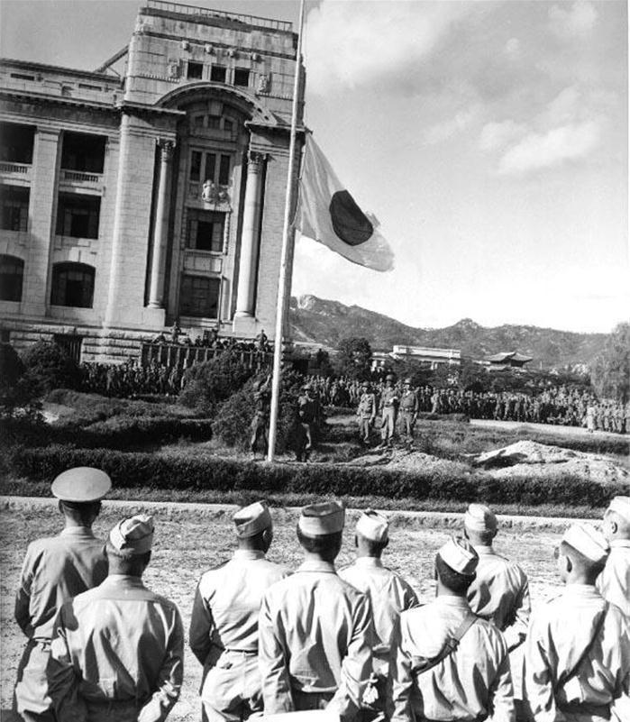 汉城,投降仪式后降下日本国旗.