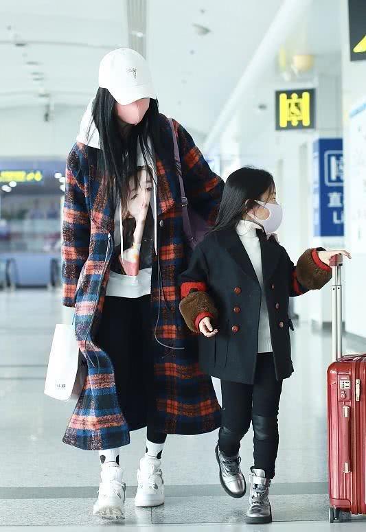 李小璐公开diss贾乃亮后首次现身,手戴婚戒力