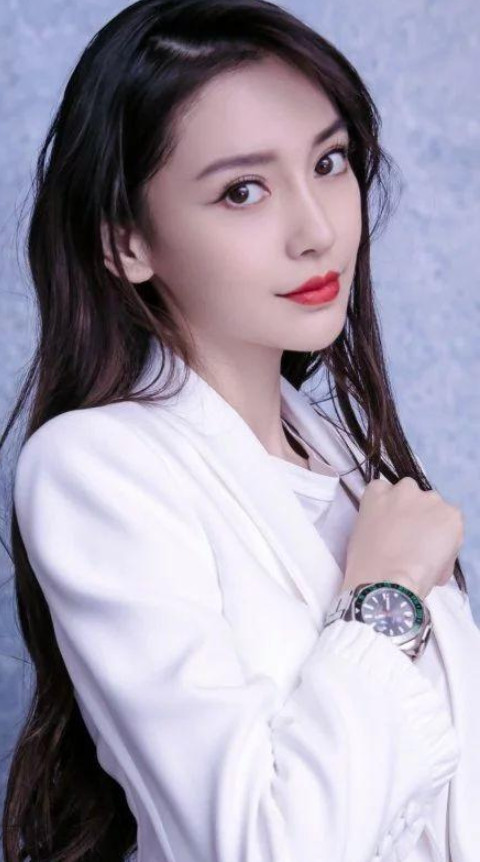 杨颖穿全套白色西服超级帅气,穿裙子又很好看,真的很百搭!