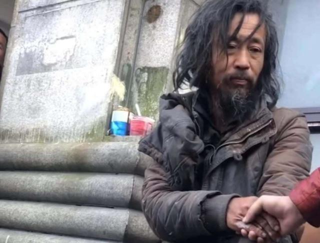 流浪法师沈巍近况曝光,剃掉长发西装革履却撞