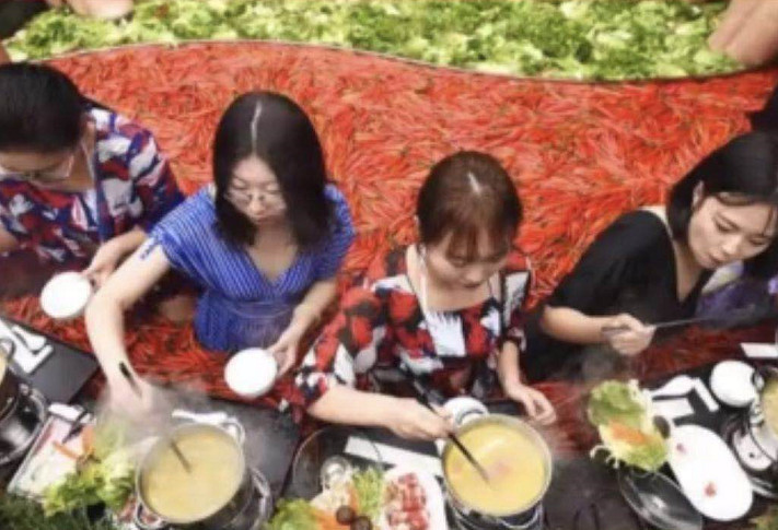 商家推出"人肉"火锅,边泡温泉边吃饭,网友:脑子"进水"