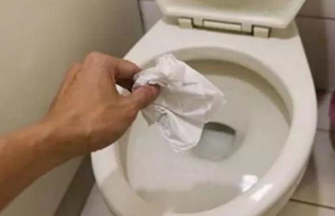 马桶里究竟能不能"扔纸"?装修师傅:许多人做错,难怪厕所发臭