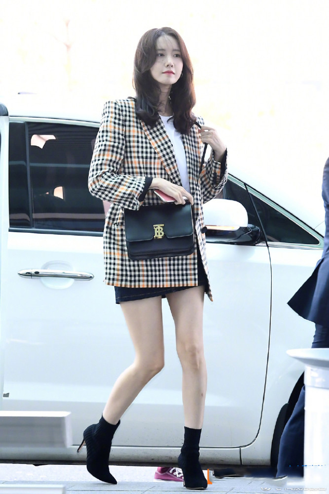 林允儿素颜秀腿春搭,格子西服与超短裙结合,美感很look!