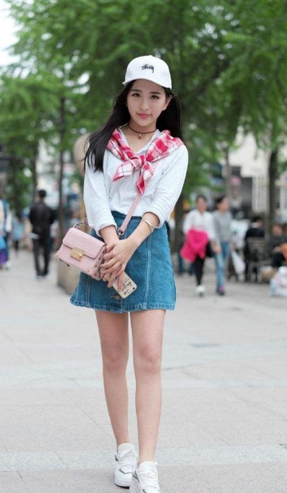 小姐姐身穿白色上衣 牛仔短裙,衣服学生妹的装扮,青纯可人.