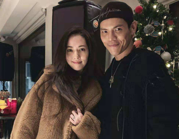 向佐求婚成功首拍大片,腿上的东西成亮点,网友