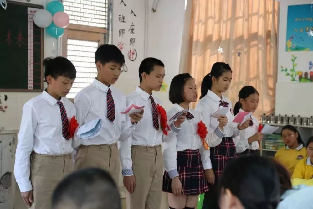 不过冬装夏装风格差异也很大 肇庆加美学校的校服有好几款 小学的