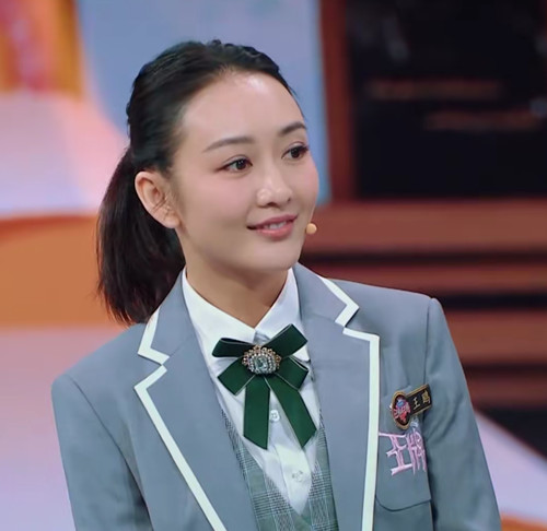 王鸥的同学"突袭"舞台,有谁注意王鸥的表情?网友:离她