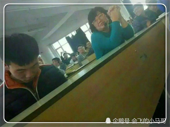 学生上课时用手机玩游戏太投入,老师坐一旁也想"玩一把"