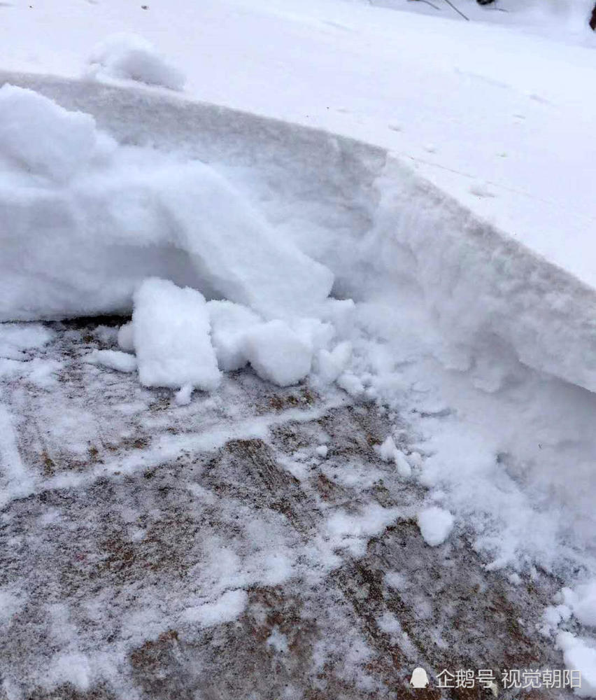 "当地人描述下雪时的情景.图为建平县一家农户门前的积雪.