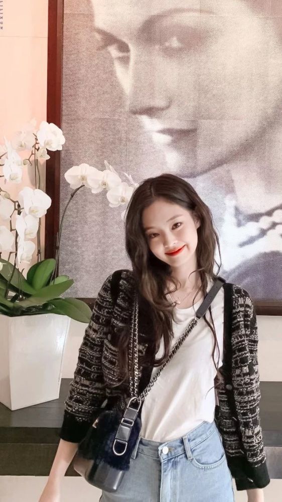 jennie穿搭可不"划水",一身香奈儿秀"直角肩"