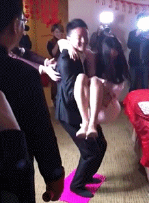 搞笑gif图:好嗨哟新郎官!抱着伴娘做起蹲,新娘表情都