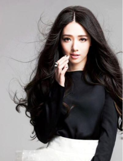 本以为郭碧婷只适合黑长直,看到她早年短发照