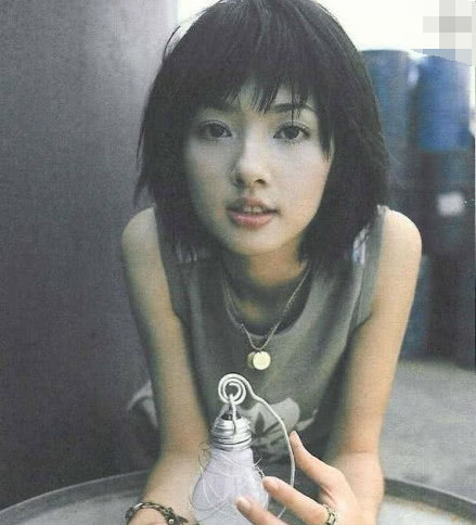 本以为郭碧婷只适合黑长直,看到她早年短发照