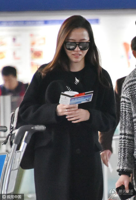 张靓颖现身婚戒亮眼 紧随冯轲有默契