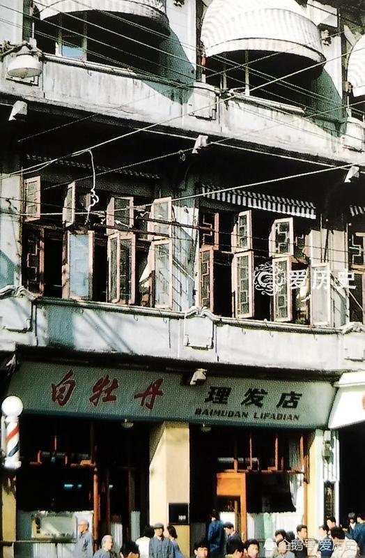 70年代末上海市民的生活场景 提着大闸蟹准备下酒的老
