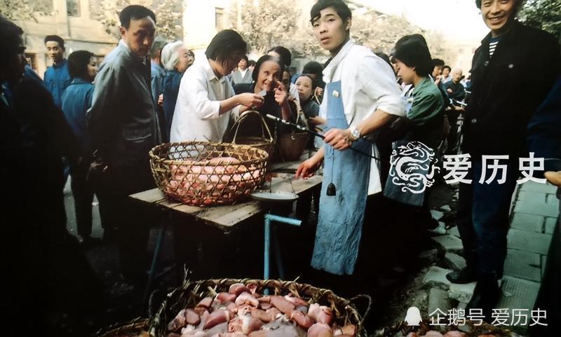 70年代末上海市民的生活场景 提着大闸蟹准备下酒的老