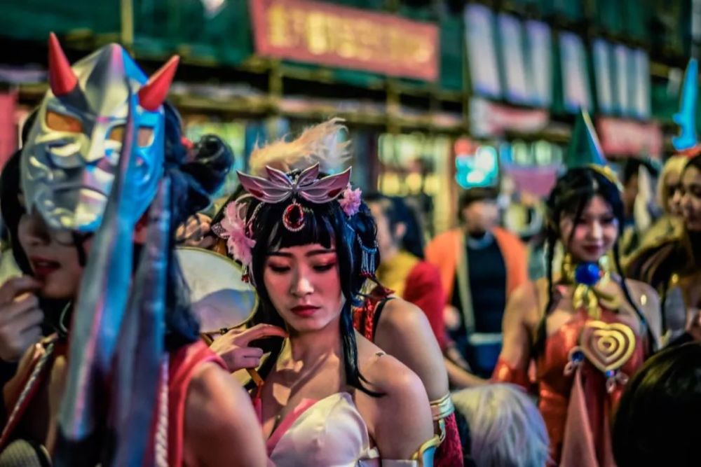 除了cosplay首次出现在活动中,汉服,千人彩跑,真人cs,"仰望星空"等