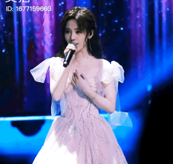 鞠婧祎肩带悄悄滑落,看到动图时,网友:一半仙女一半妲己!