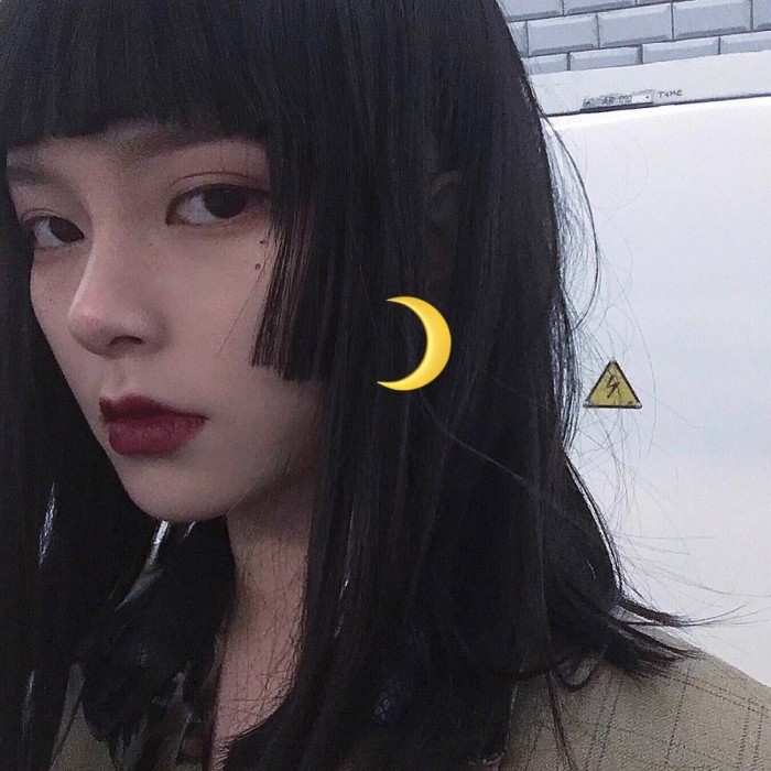 欧美高冷脸·女生头像:没有人一路单纯到底,但