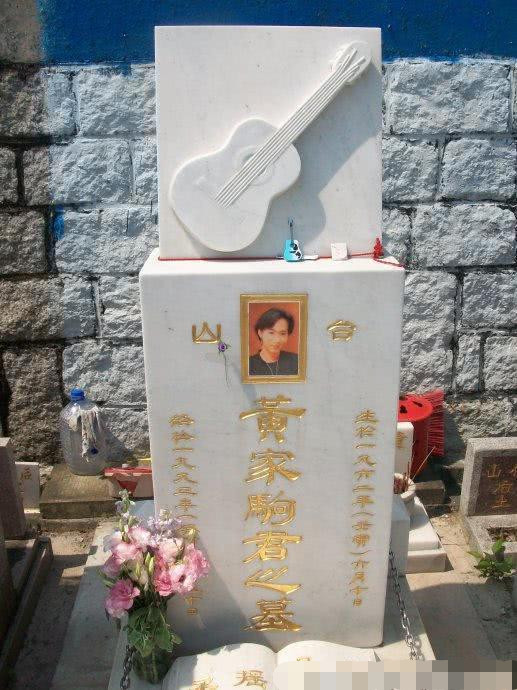 明星墓地:姚贝娜乔任梁一尘不染,而他去世15年至今仍未安葬