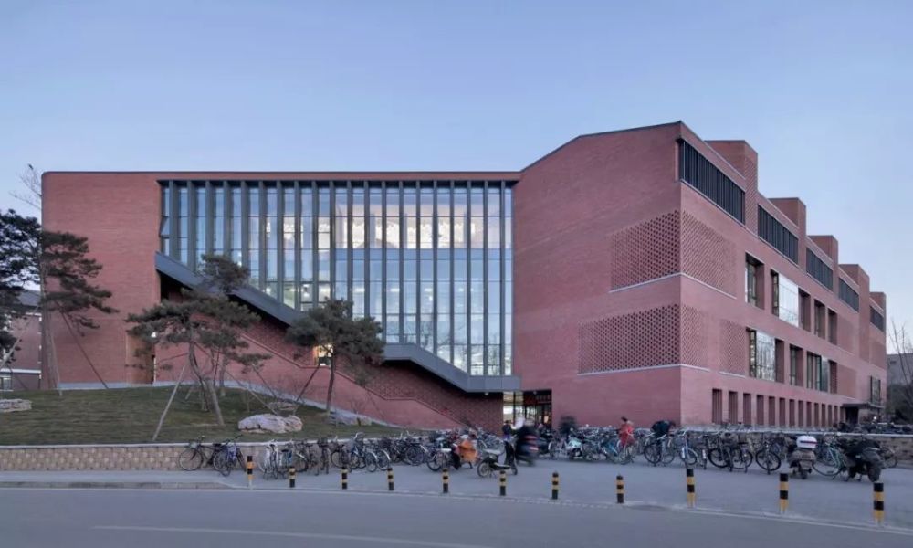 清华大学中央食堂这个项目利用了砖块构建的外墙配合建筑本身的 节能