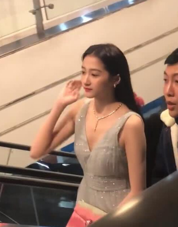 路人镜头下的关晓彤,她的下意识动作亮了,网友:鹿晗可以放心了