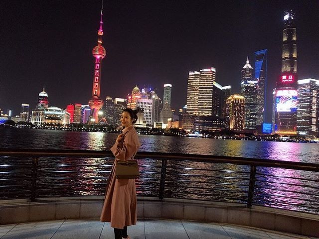 她有在社交软件上晒出了自己身处上海观看夜景的照片,照片中的她脸带