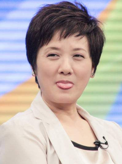 63岁邓婕近照,一决定让她痛苦一生,14岁女儿越来越像