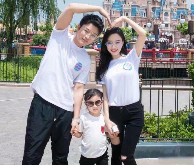 李小璐母亲接甜馨放学一脸冷漠,疑为贾乃亮被