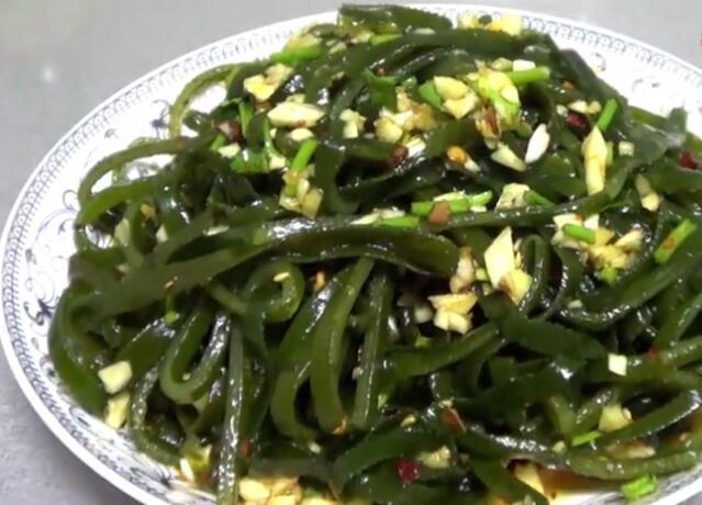 这是准备好的海带丝,在备了一点葱花,香菜,姜末,蒜蓉,不讨厌大蒜的