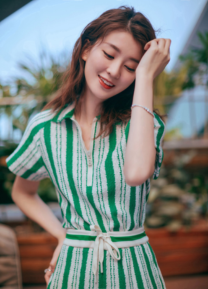 乔欣这身材是个女人都会羡慕,穿白色镂空套装,秀长腿细腰太迷人