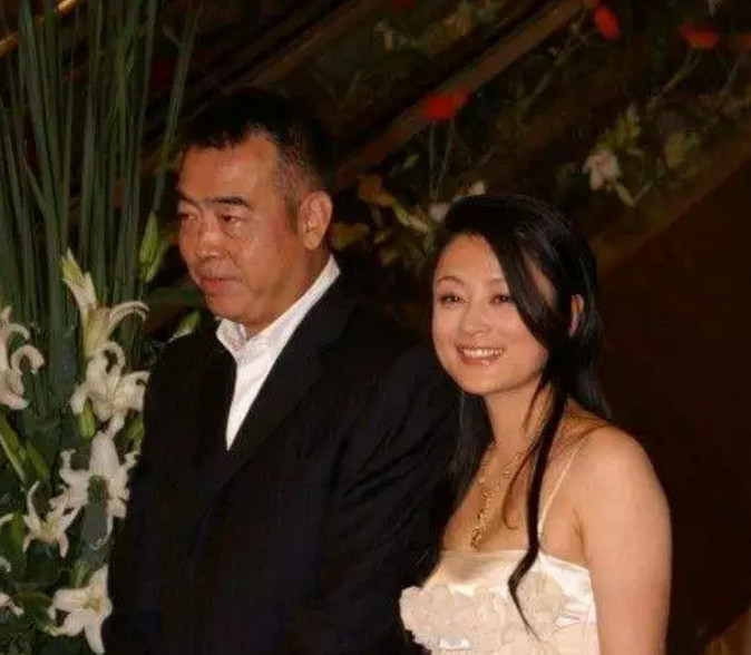 靠怀孕抢走倪萍男友,还骂她是老女人,如今风水轮流转?