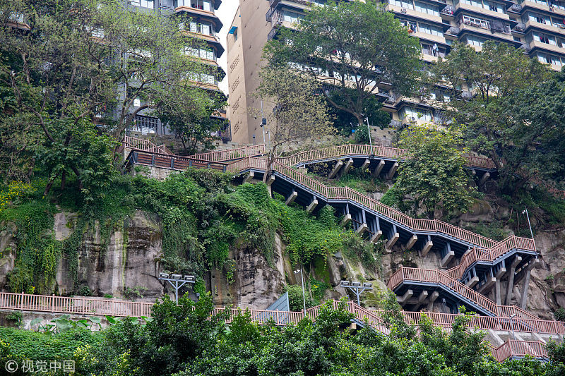 重庆:公园现"悬空栈道" 蜿蜒曲折高度落差约60米