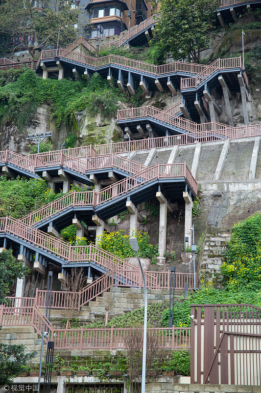 重庆:公园现"悬空栈道" 蜿蜒曲折高度落差约60米