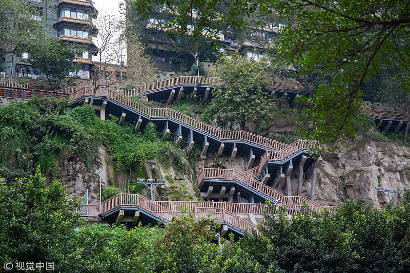 重庆:公园现"悬空栈道" 蜿蜒曲折高度落差约60米