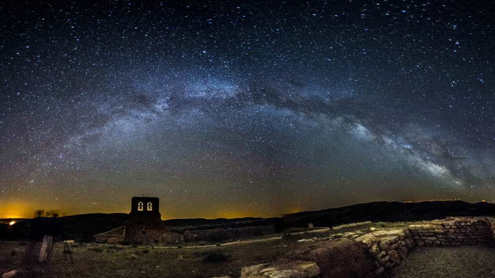 你能想像夜晚的景致吗?在璀璨星空下,站在灯火阑珊处的那个人