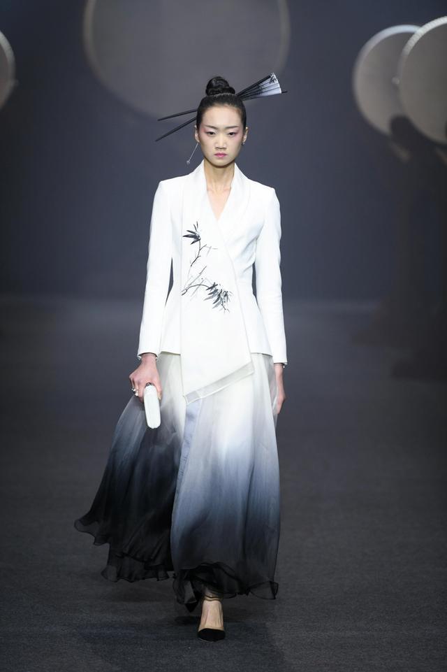 盖娅传说2019秋冬系列中国时装周压轴出场
