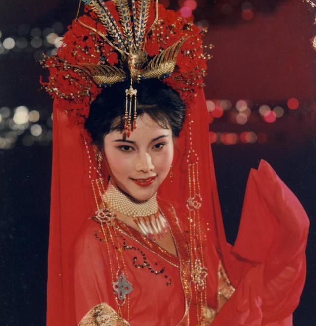 越剧名伶何赛飞,不畏年龄优雅老去,55岁活得随性洒脱自在逍遥
