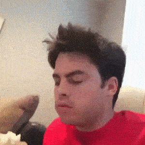 搞笑gif图:妹子,不就是取200块吗,用不着这么吓人吧