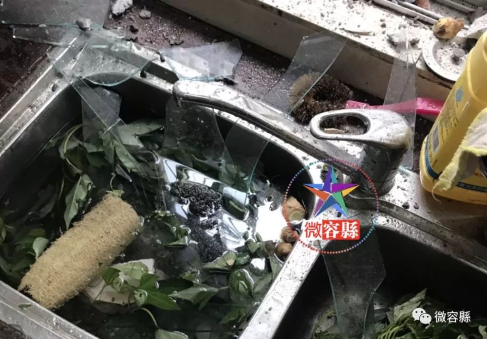 容县拆屋,隔壁屋正洗菜,自家突然被砸!