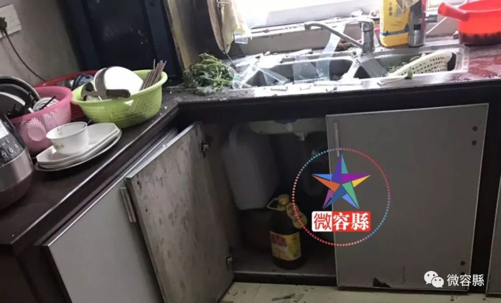 容县拆屋,隔壁屋正洗菜,自家突然被砸!