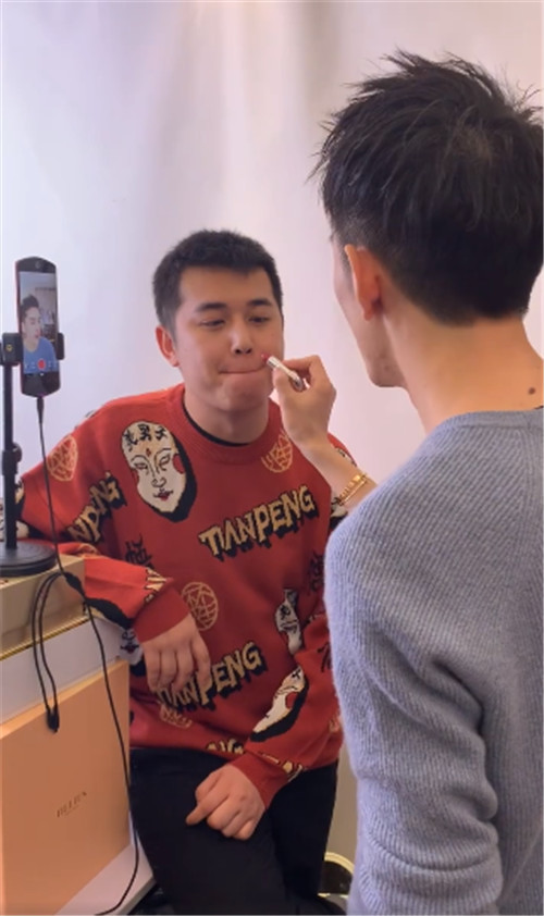 都只看到李佳琦镜头前的直播,原来真实情况竟是这样,画面辣眼睛