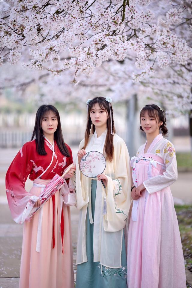 师生穿汉服赴花之约拍一张属于你和校园的明信片