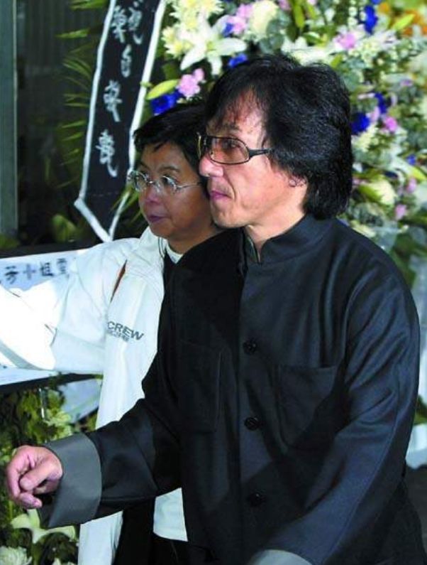 他在梅艳芳葬礼上迟到,向华强让其当众下跪,如今真相已浮出水面
